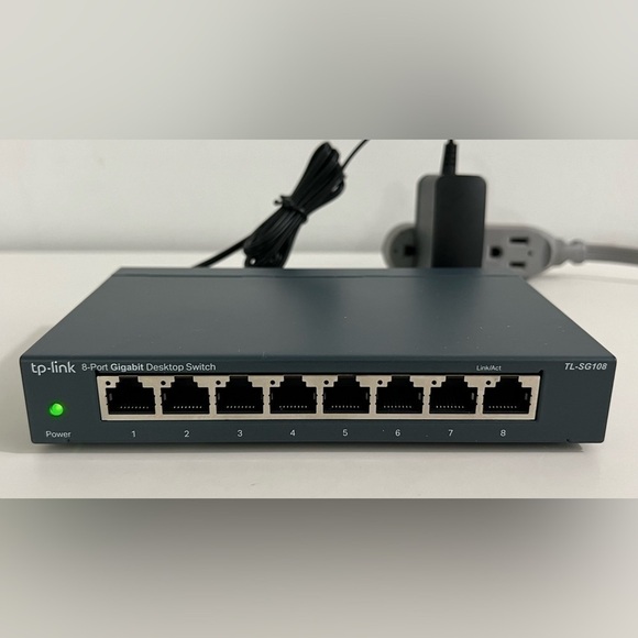 TP-Link (TL-SG108) 8-Port Gigabit Desktop Switch Unmanaged w/ Adapter Tested - Picture 1 of 5